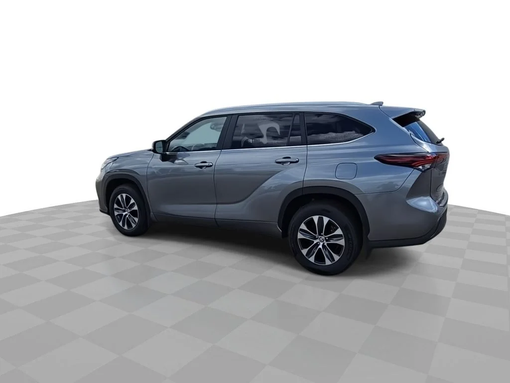 Used 2026  Toyota XLE image 6