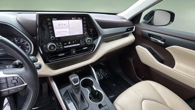 Used 2020  Toyota XLE image 25