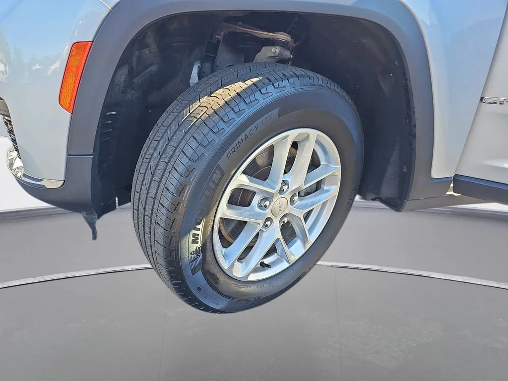 Used 2023 Silver Jeep Laredo image 31