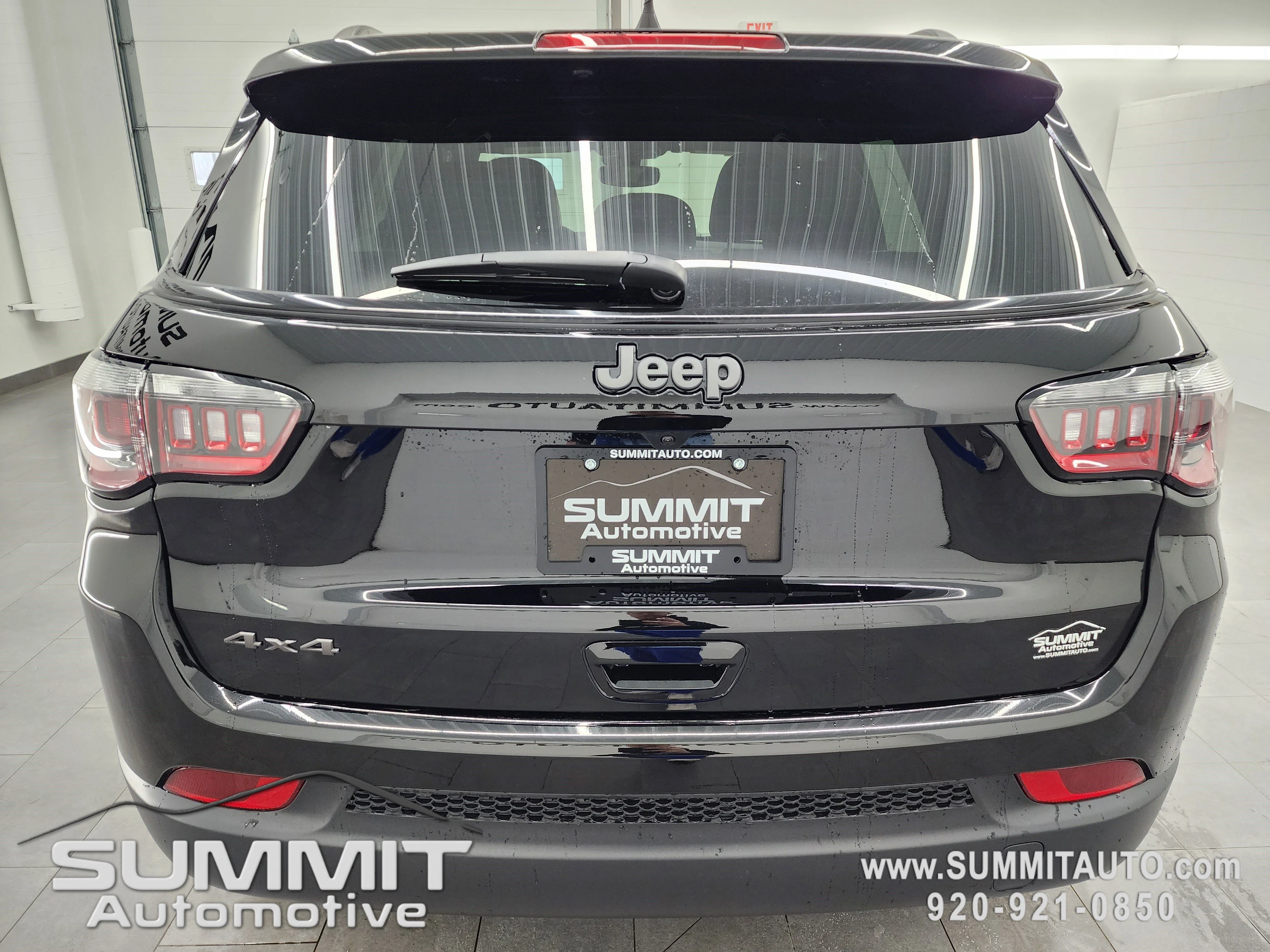 New 2026 Diamond Black Crystal Pearl-Coat Exterior Paint Jeep Latitude image 26