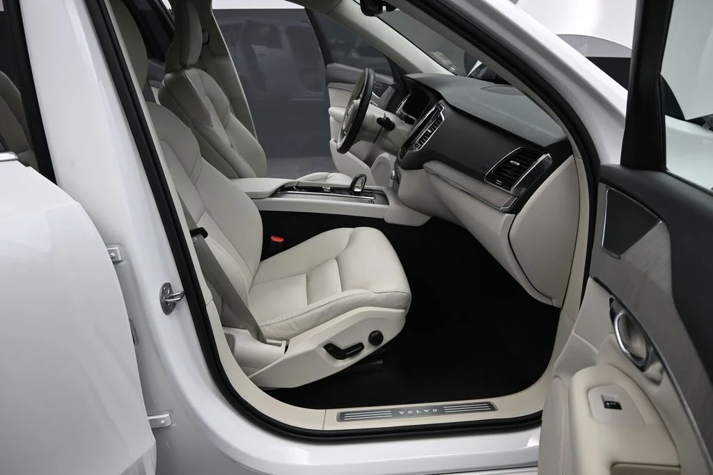 Certified Used 2025 Crystal White Volvo Plus image 21