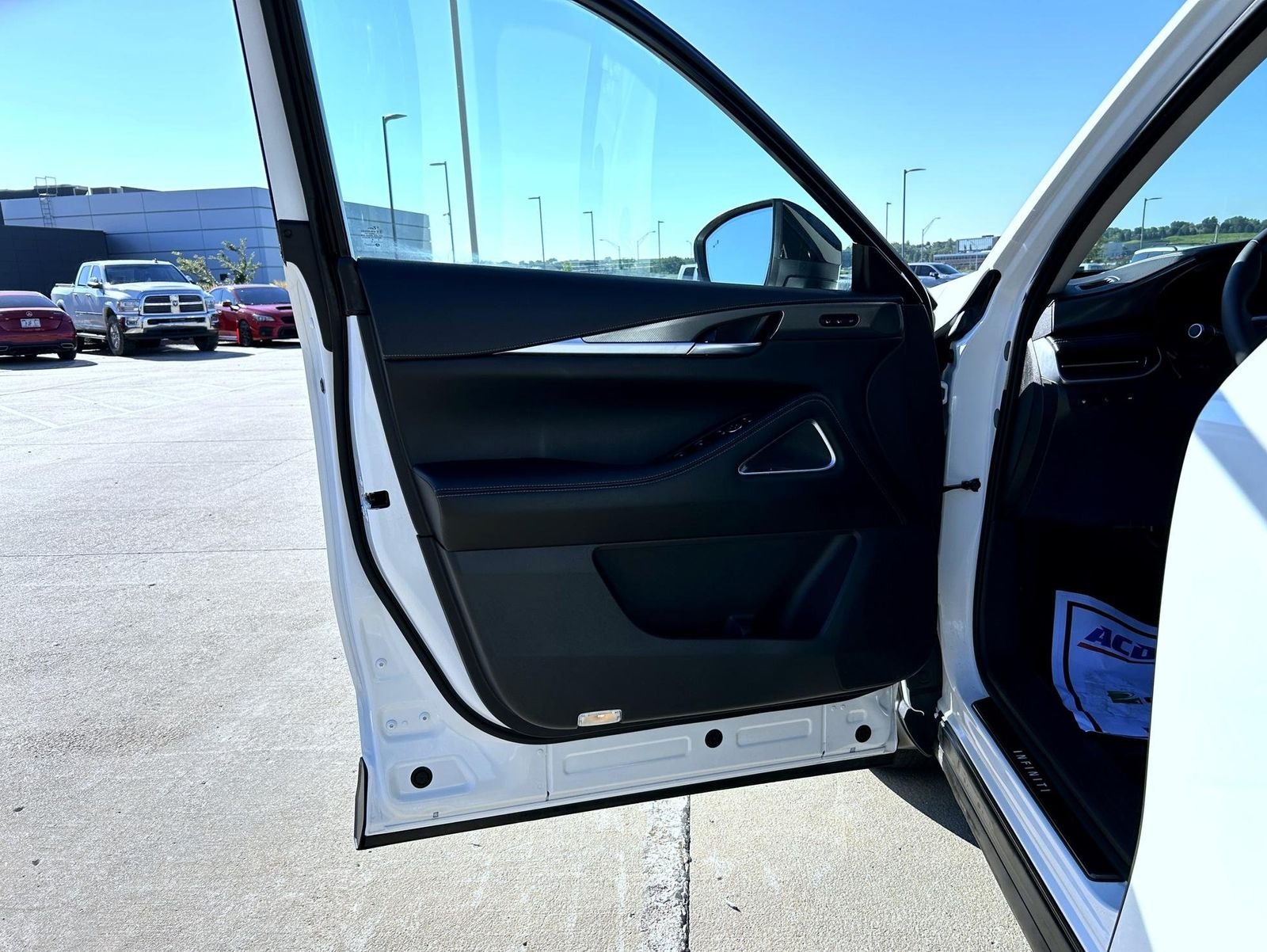 Used 2025 White INFINITI LUXE image 9