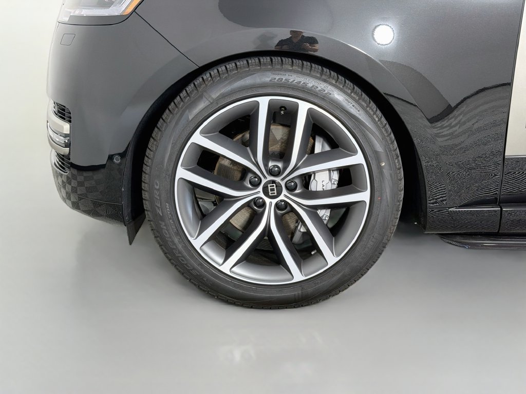 New 2027 Santorini Black Land Rover SE image 32