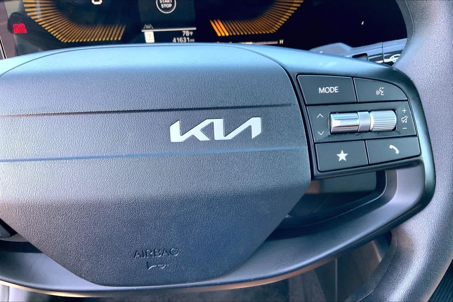 Used 2025 Snow White Pearl Kia LXS image 25
