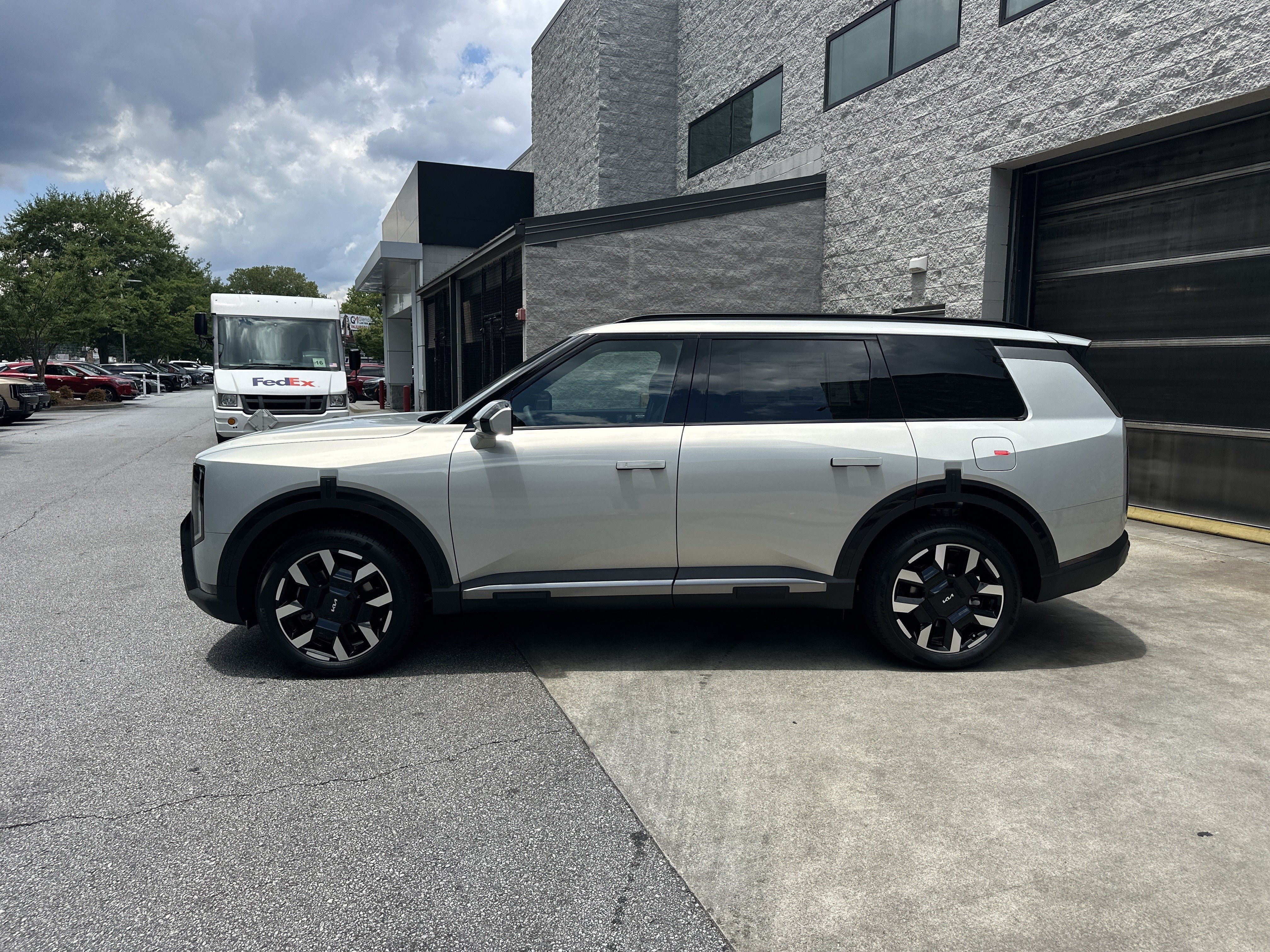 New 2027 Ivory Silver Kia S image 9