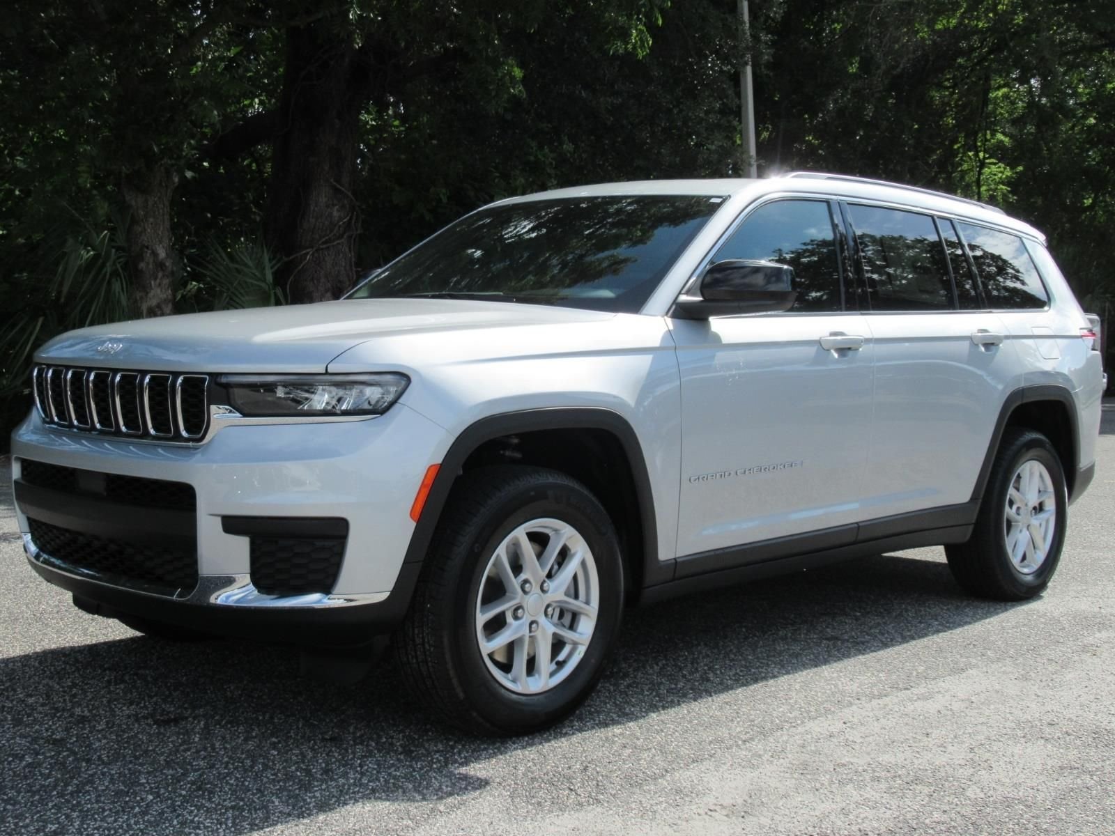 New 2026 Silver Zynith Exterior Paint Jeep Laredo X image 3