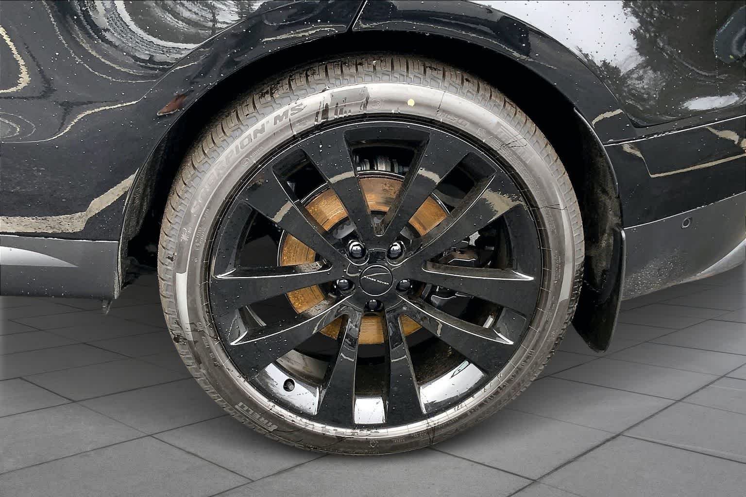 New 2026 Santorini Black Land Rover SE image 16