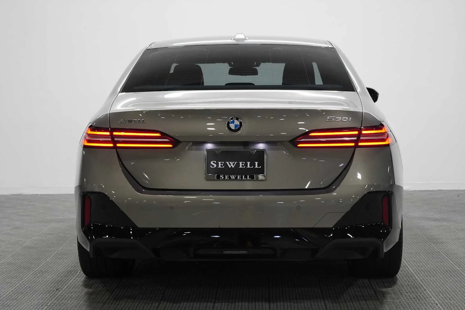 Certified Used 2024 Oxide Grey Met BMW 530i image 5