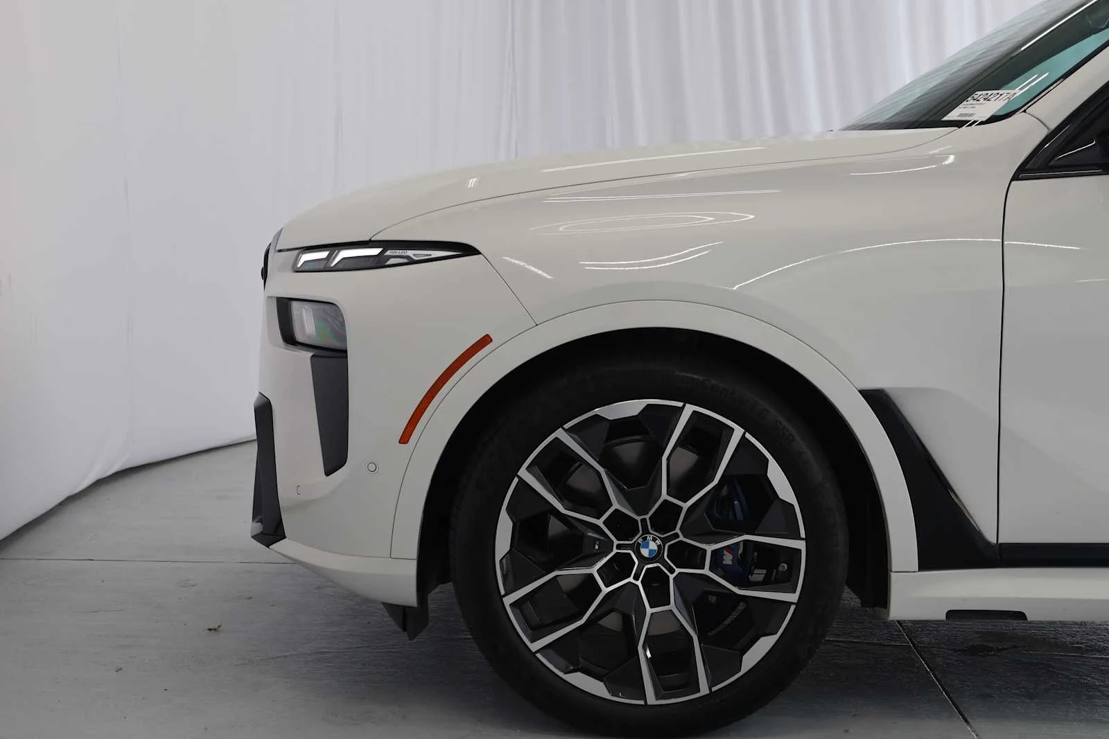 Used 2025 Alpine White BMW M60i image 10