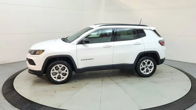 New 2026 Bright White Clear-Coat Exterior Paint Jeep Latitude image 5