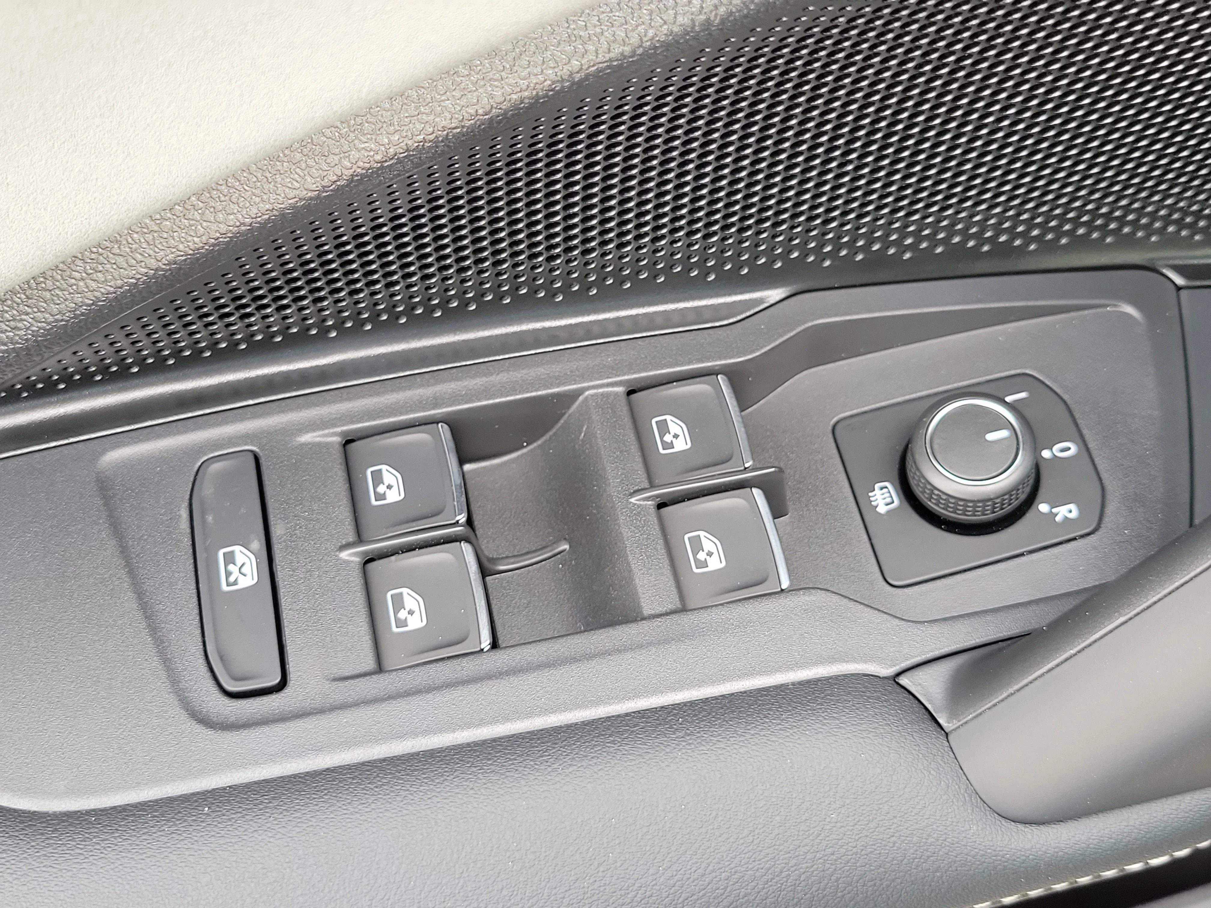 2026 Volkswagen Tiguan SE R-LINE BLACK - Photo 23