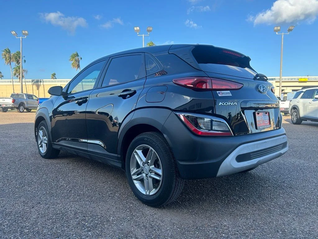 Used 2023 Black Hyundai SE image 3