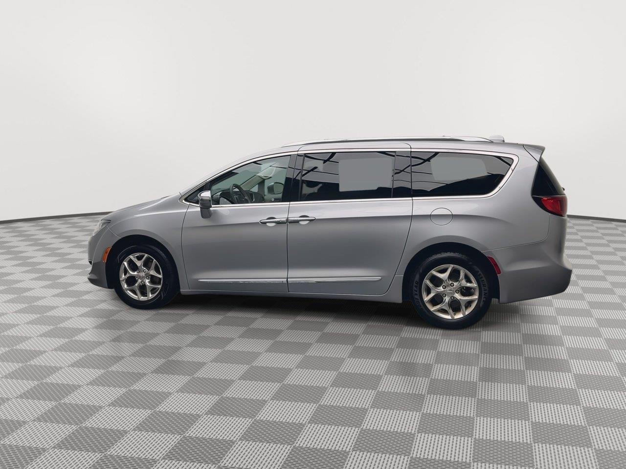 Used 2018 Billet Silver Metallic Clearcoat Chrysler Limited image 39