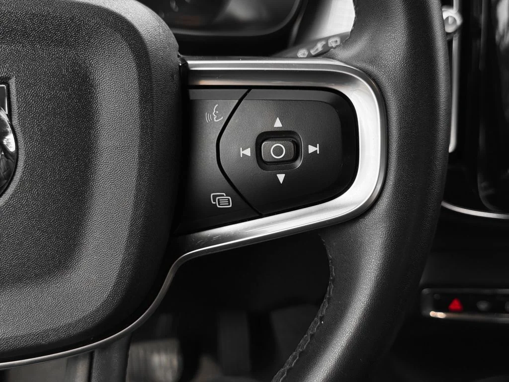 Used 2022 Black Volvo Momentum image 16