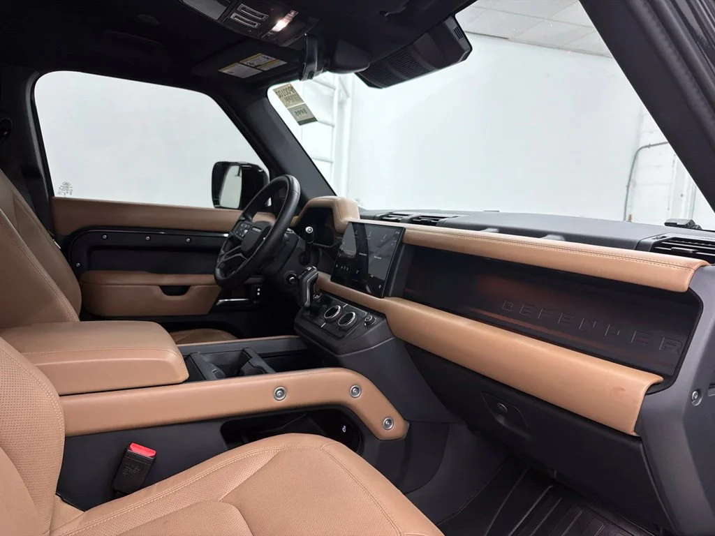 Used 2025 Silver Land Rover X-Dynamic SE image 31