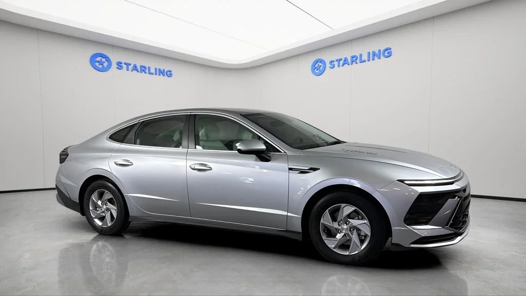 Used 2025 Silver Hyundai SE image 13