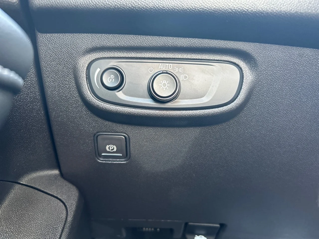 Used 2024 Sterling Metallic GMC SLE image 17