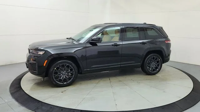 New 2026 Diamond Black Crystal Pearl-Coat Exterior Paint Jeep Summit image 5