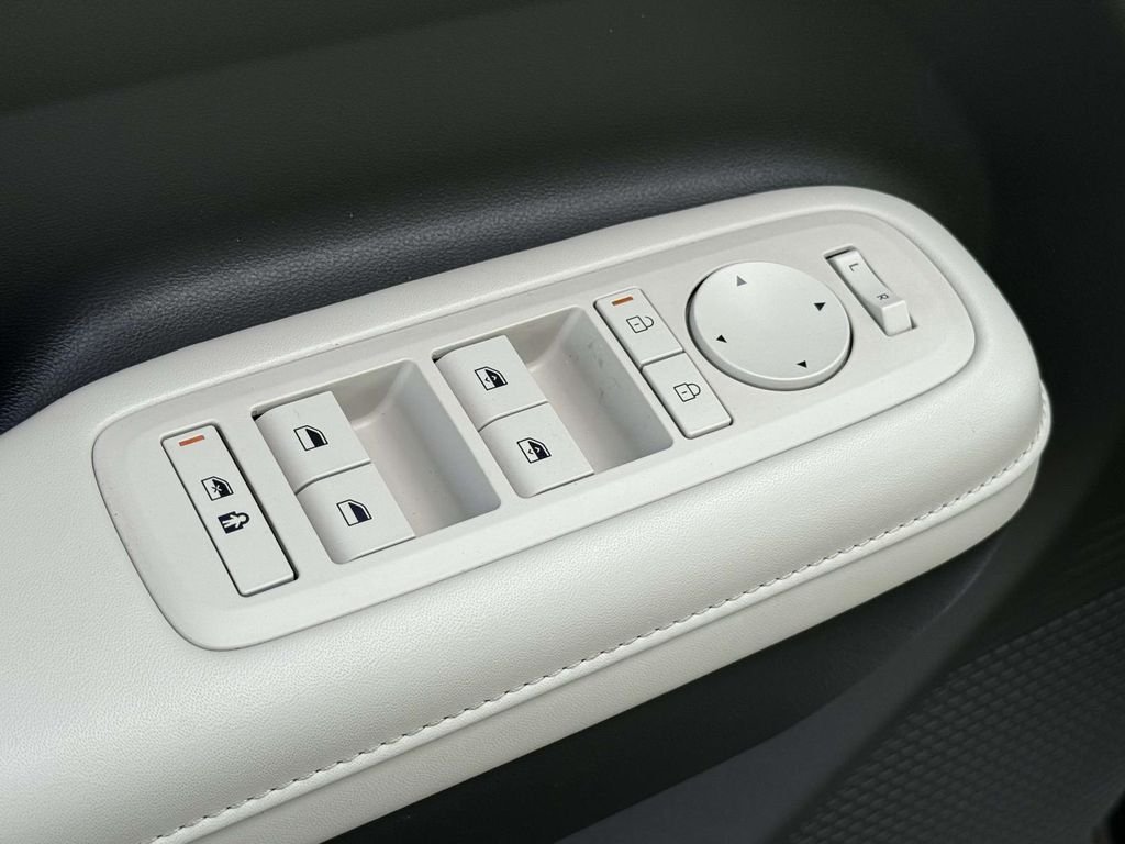 Used 2025 White Hyundai SEL image 29