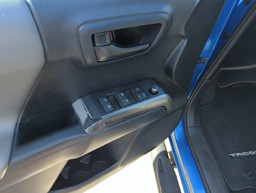Used 2018 Blue Toyota SR5 image 16