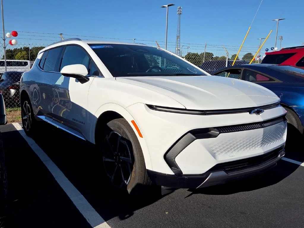 Used 2025 Summit White Chevrolet LT image 3