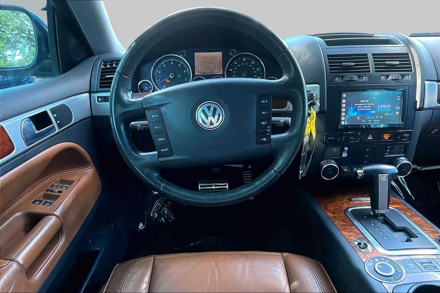 Used 2006 Black Volkswagen 4.2L V8 image 8