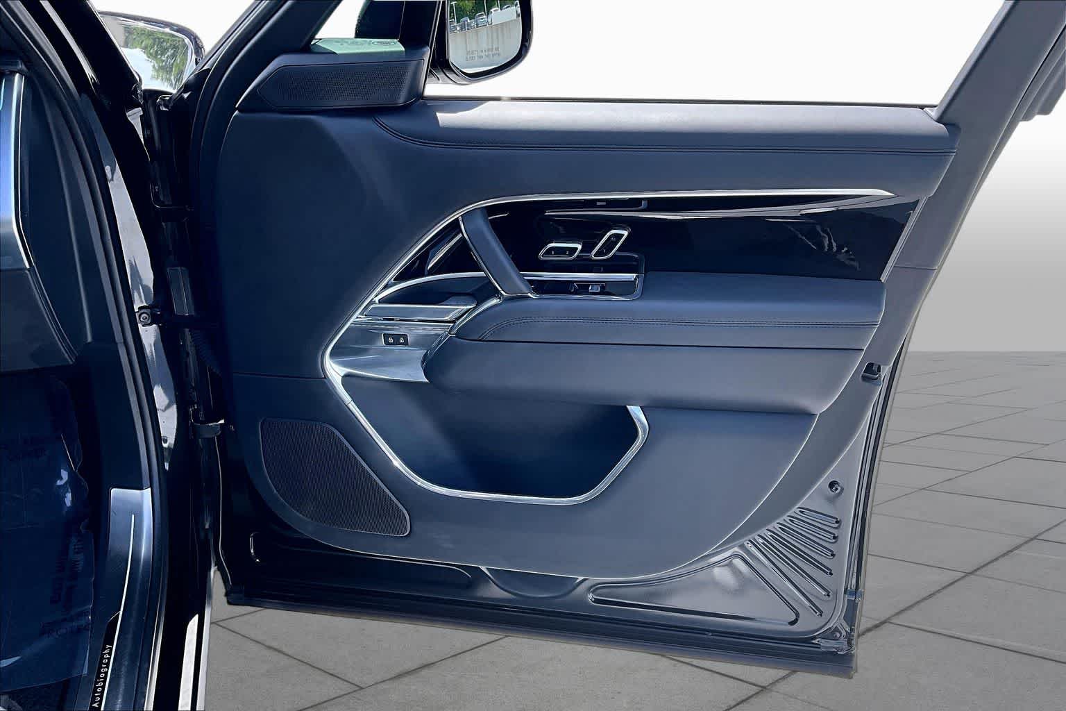 Used 2023 Ligurian Black SV Bespoke Ultra Metallic Sat Land Rover Autobiography image 22