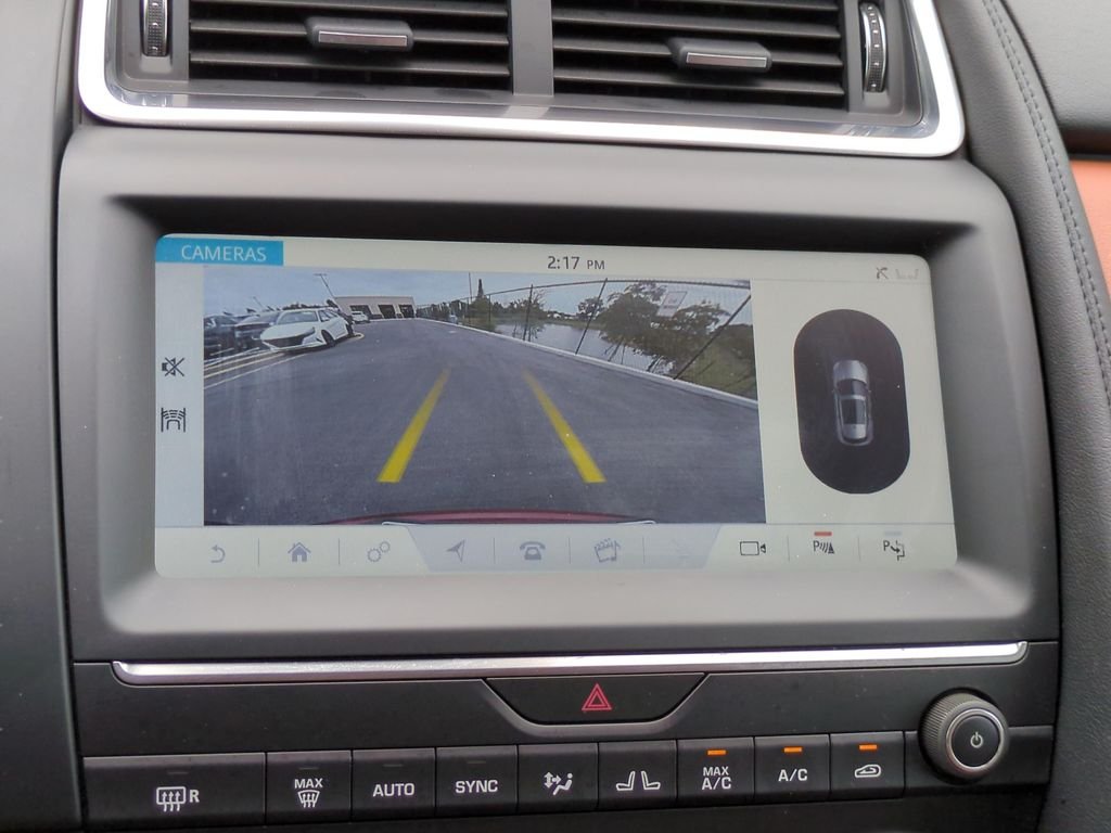 Used 2020  Jaguar SE image 19