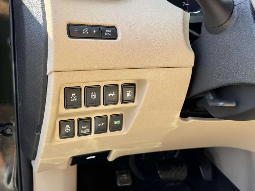 Used 2018 Green Nissan SL image 28