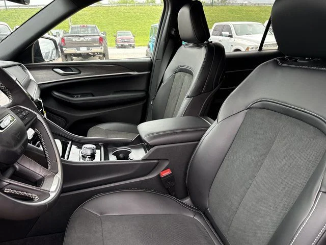New 2026 Diamond Black Crystal Pearlcoat Jeep Altitude image 5