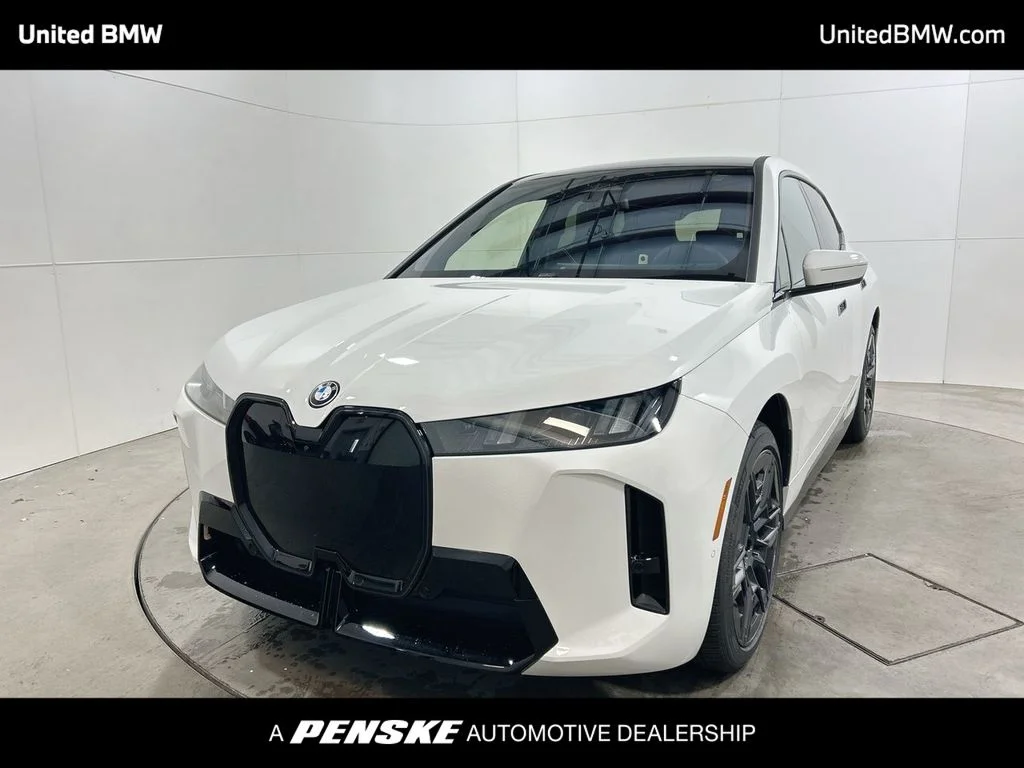 Used 2026 Alpine White BMW xDrive60 image 1