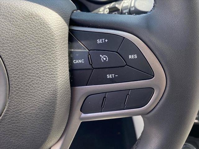 Used 2022 Diamond Black Crystal Pearlcoat Jeep Latitude Lux image 17