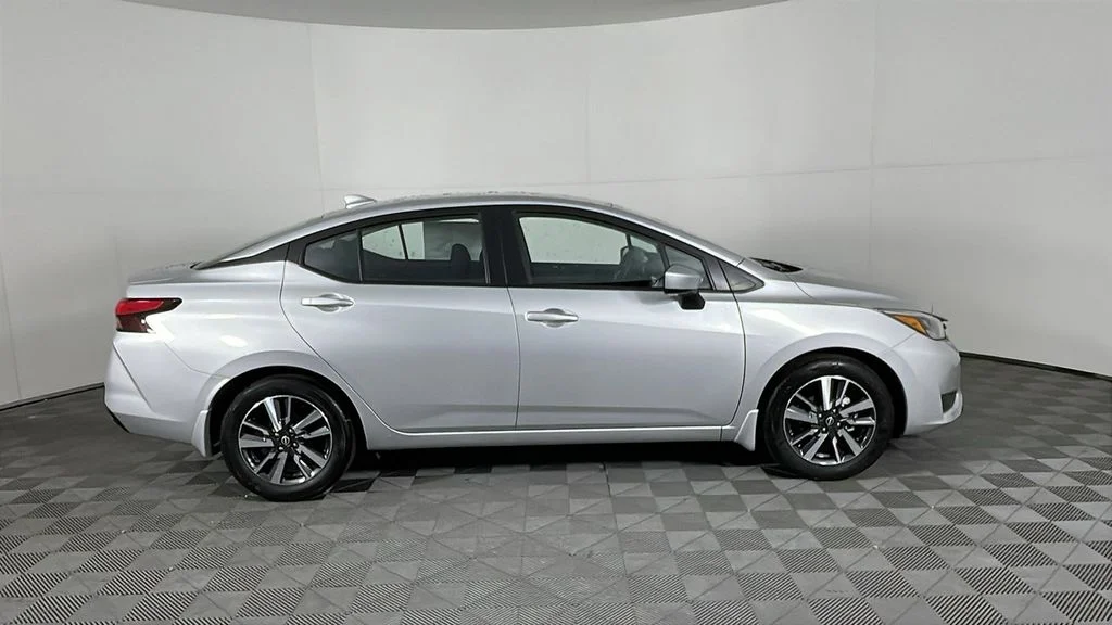 Used 2025 Silver Nissan 1.6 SV image 3