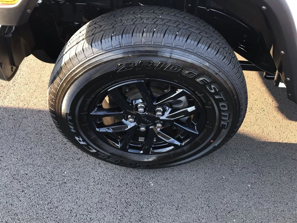 Used 2022 White Jeep Altitude image 10