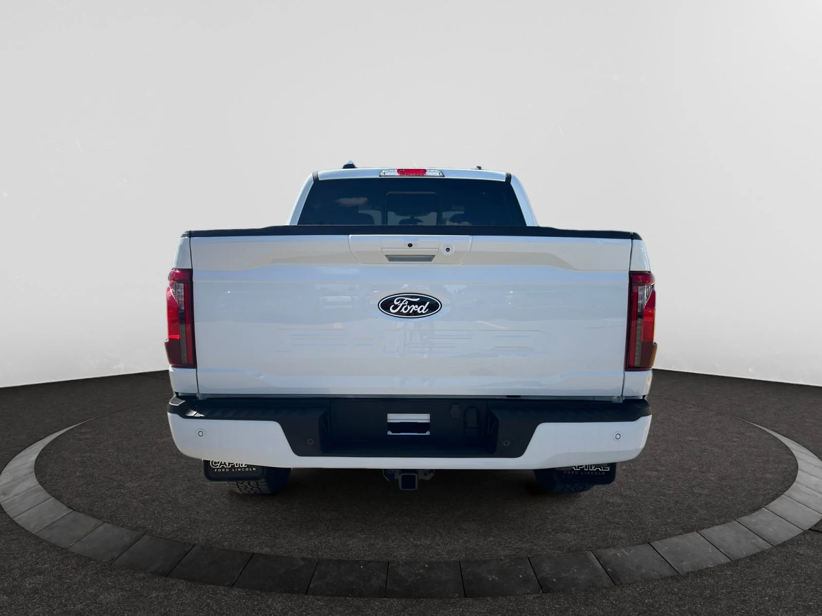 New 2026 Oxford White Ford XLT image 4