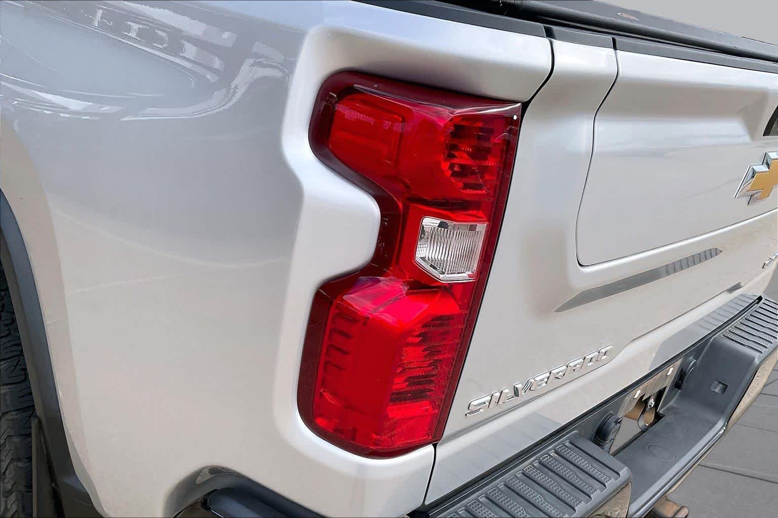 Used 2022 Silver Ice Metallic Chevrolet Custom image 27