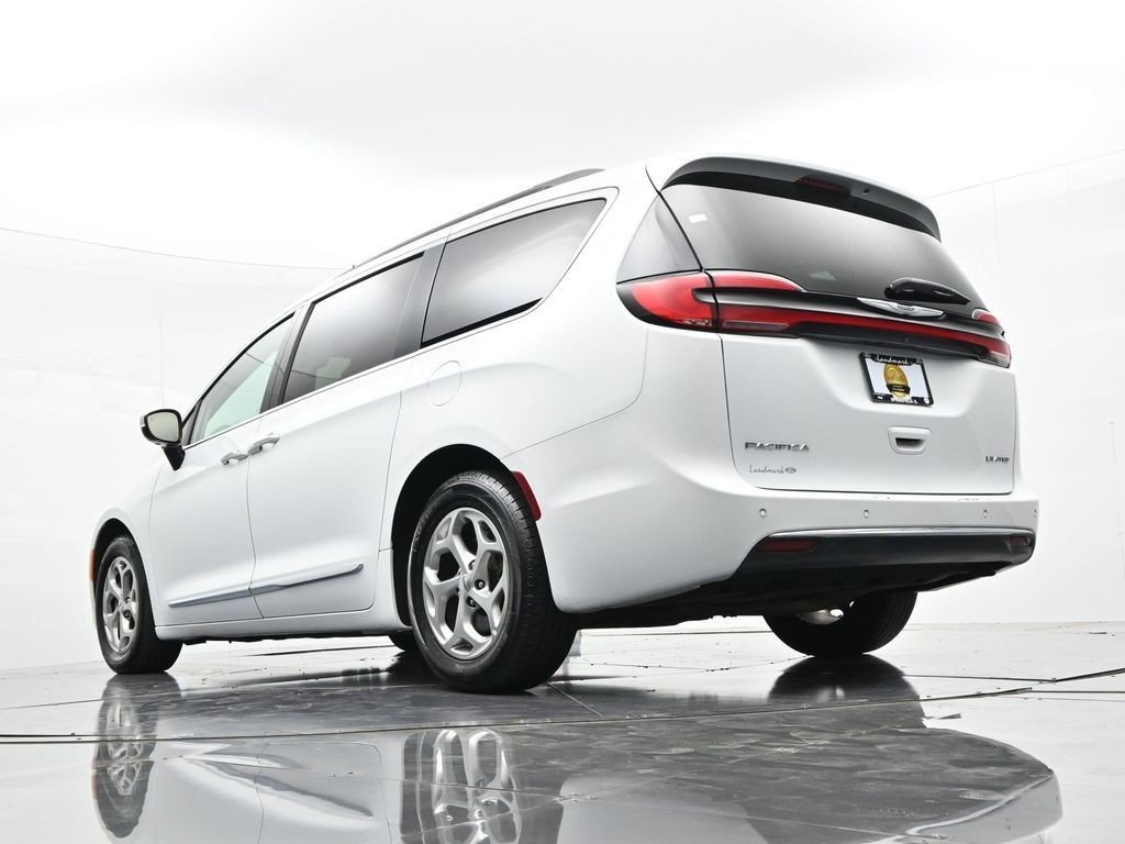 Used 2023 Bright White Clearcoat Chrysler Limited FWD image 18