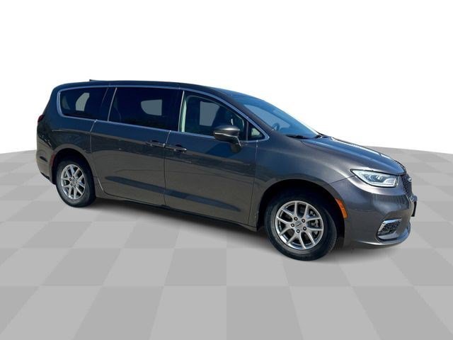 Used 2023 Granite Crystal Metallic Clearcoat Chrysler Touring L image 2