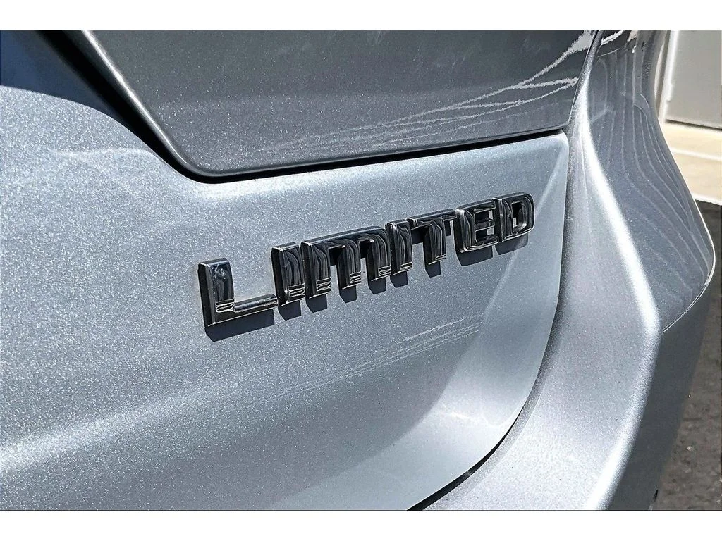 Used 2022 Silver Zynith Jeep Limited image 8