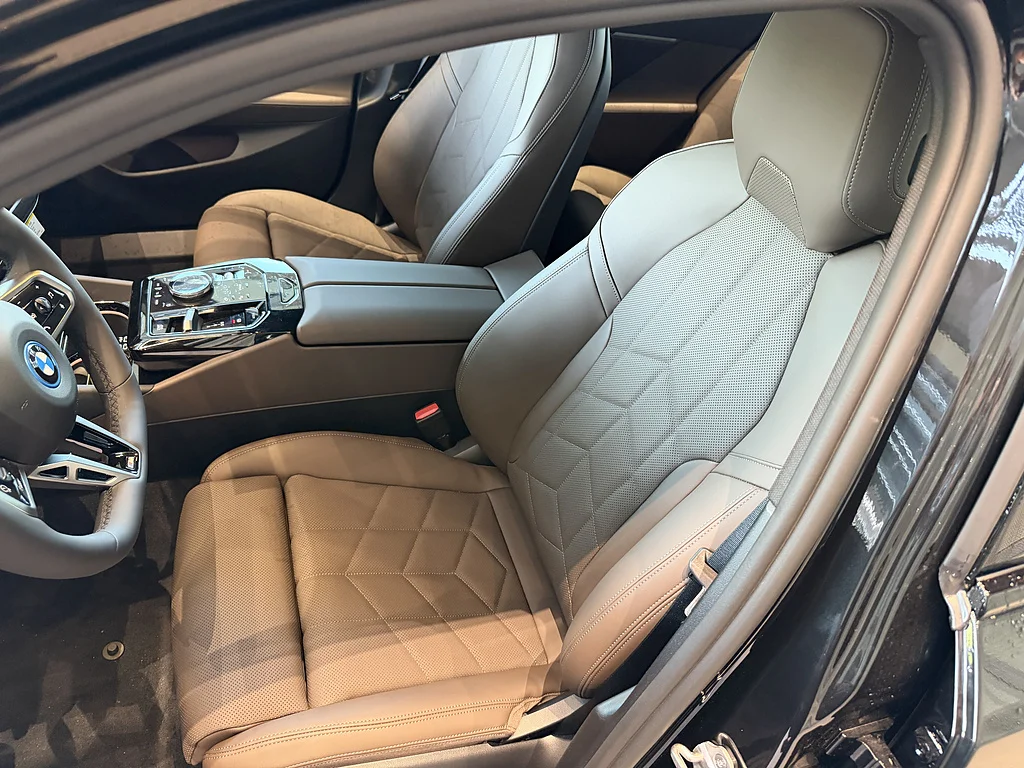 New 2027 Black Sapphire Metallic BMW xDrive40 image 12