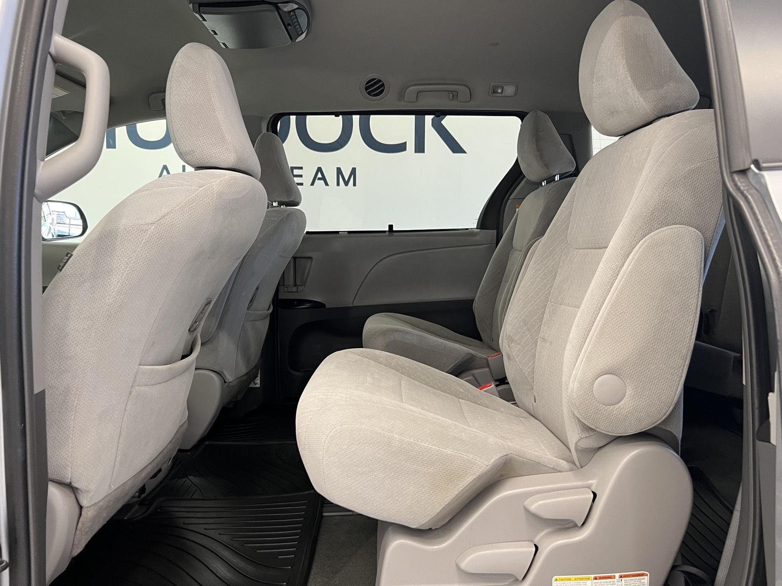 2016 Toyota Sienna LE - Photo 22