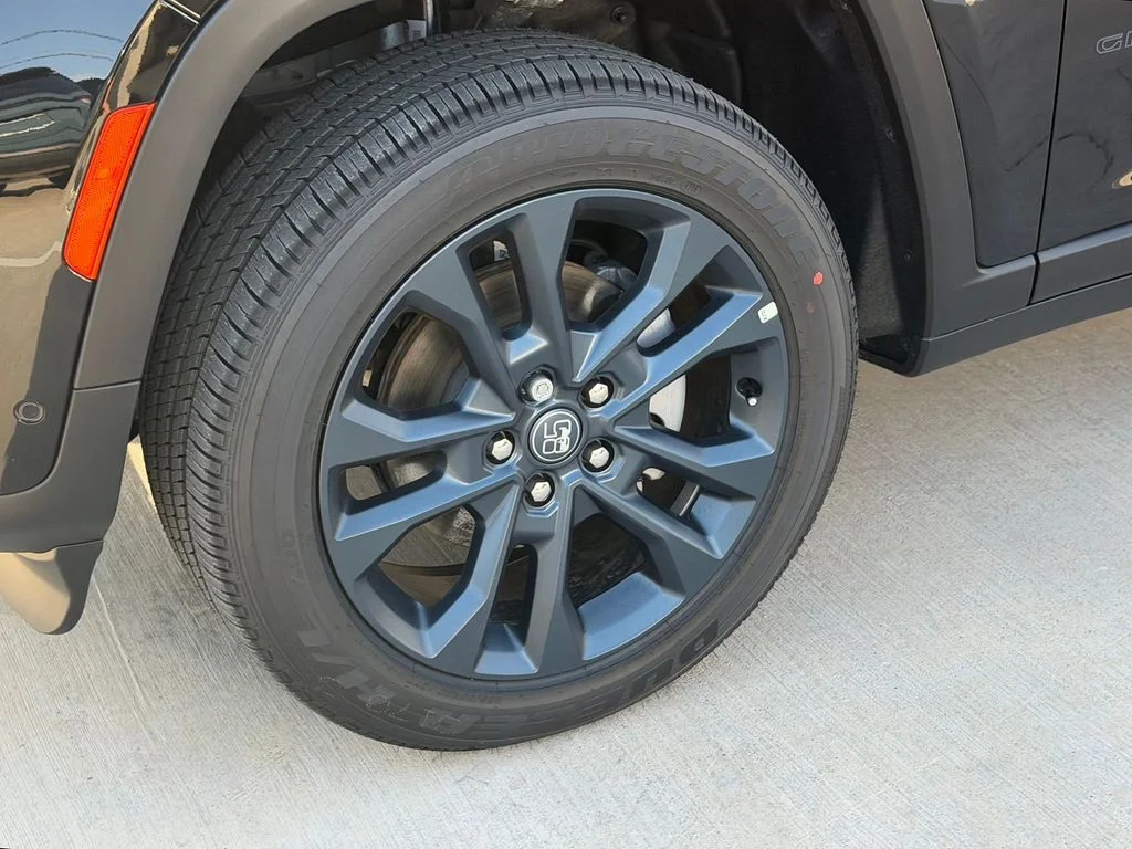 New 2026 Diamond Black Crystal Pearl-Coat Exterior Paint Jeep  image 8