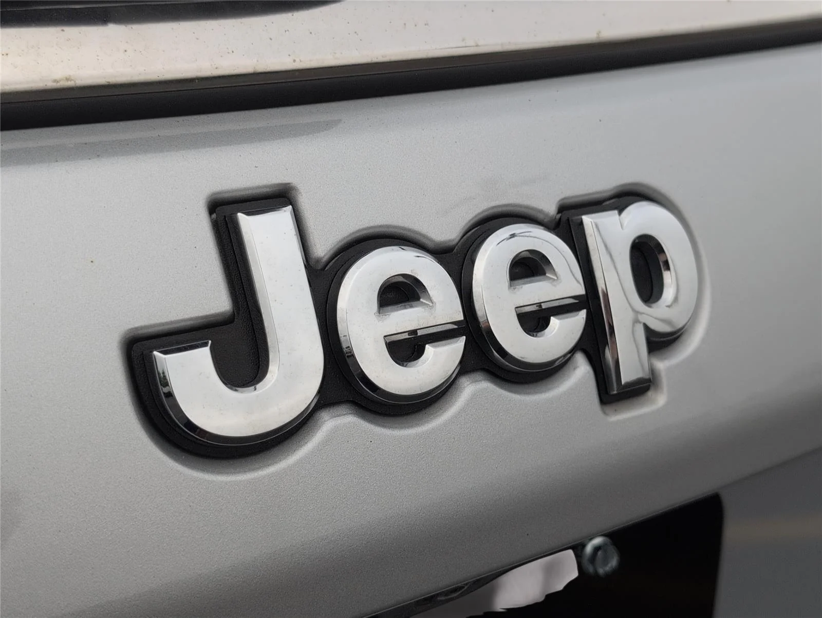 Used 2025 Silver Zynith Metallic Clearcoat Jeep Limited image 32
