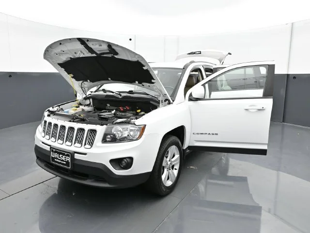 Used 2016 Bright White Clearcoat Jeep Latitude image 30