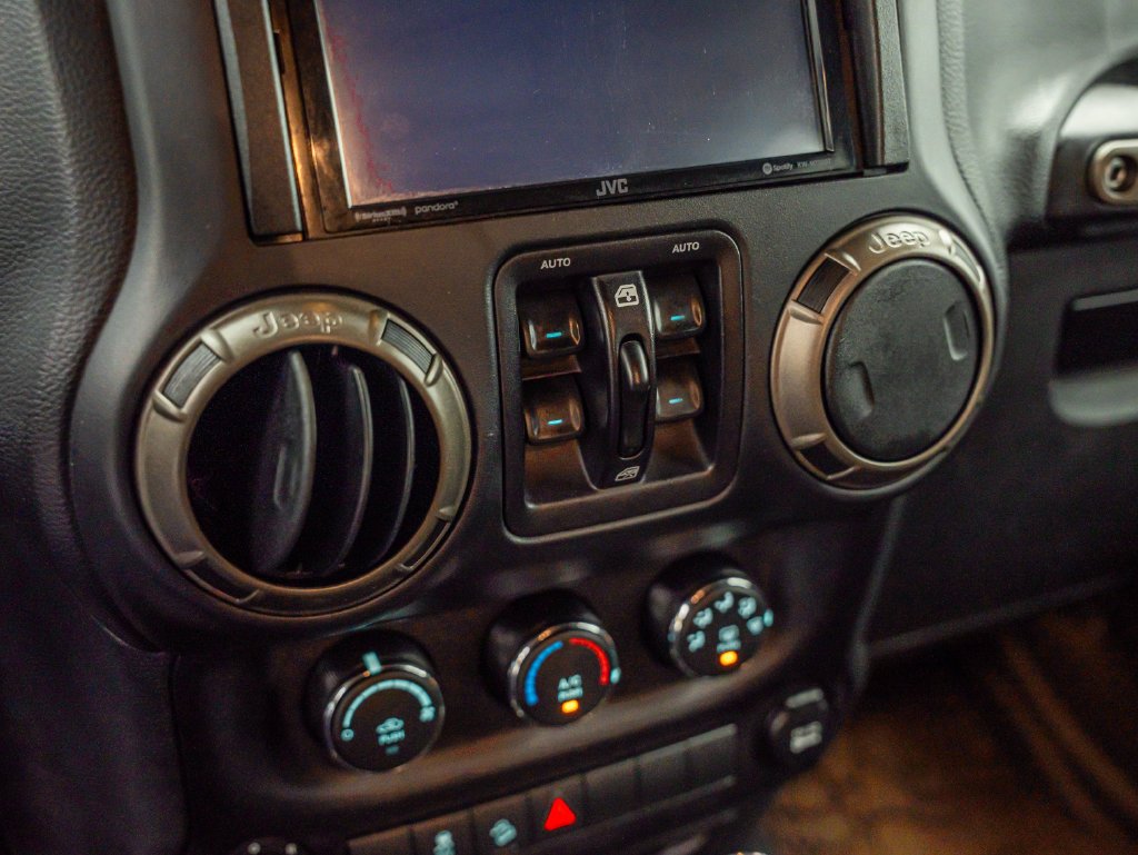 Used 2018 Rhino Clearcoat Jeep Unlimited Sport image 24