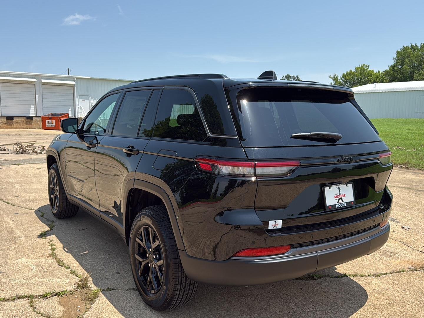 New 2026 Diamond Black Crystal Pearl-Coat Exterior Paint Jeep Laredo Altitude image 5