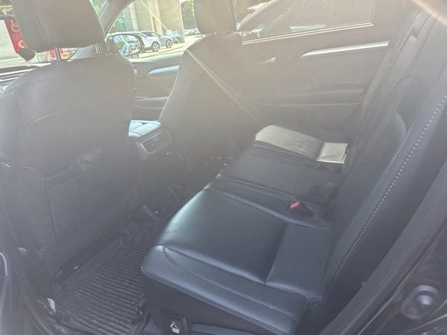 Used 2019 Black Toyota XLE image 9
