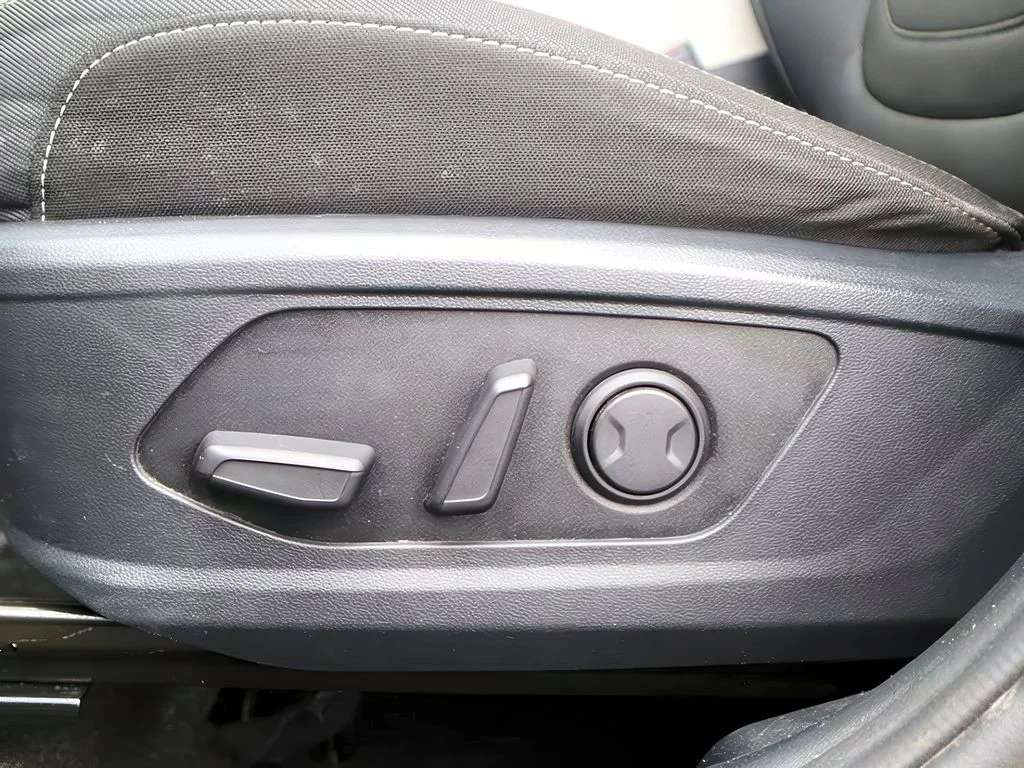 Used 2022 Phantom Black Hyundai SEL image 13