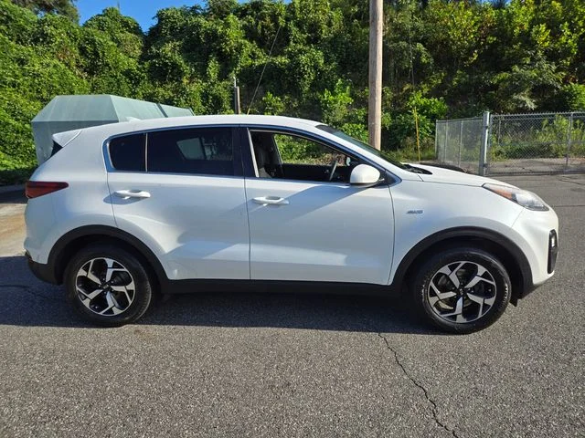 Used 2022 White Kia LX image 10