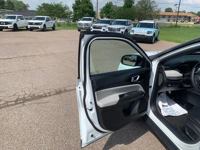 Used 2025 White Jeep Limited image 12
